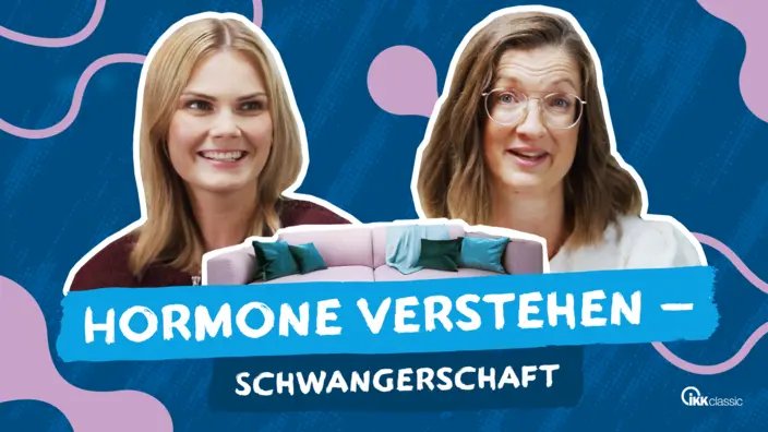 Foto zweier Frauen mit einer rosanen Couch in der Mitte