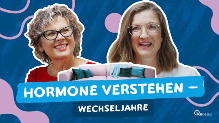 Hormone verstehen - Wechseljahre. Martina und Dr. Daniela Bach vor einem Sofa