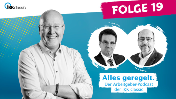 Moderator Kay Holm mit Gästen aus Folge 19 auf blauem Hintergrund