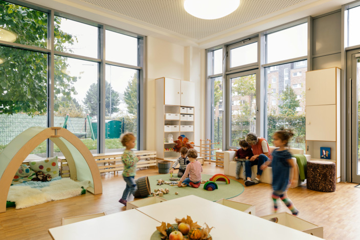 Kinder spielen in einem Kindergarten.