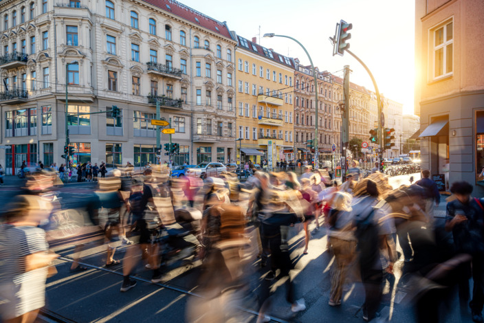 Foto von einer stark frequentierter Straße bei Sonnenuntergang.