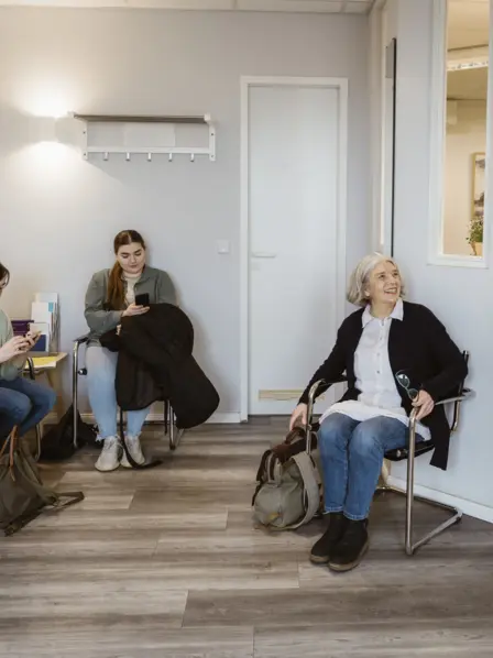 Wartezimmer mit Patientinnen und Arzthelferin