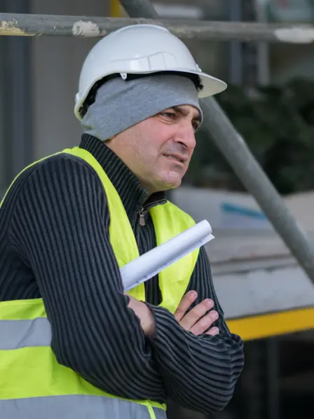 Mann in leichter Kleidung auf der Baustelle