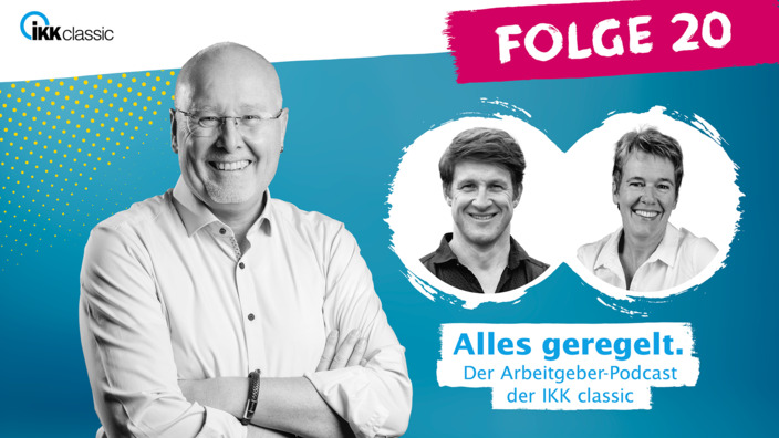 Moderator Kay Holm mit Gästen aus Folge 20 auf blauem Hintergrund