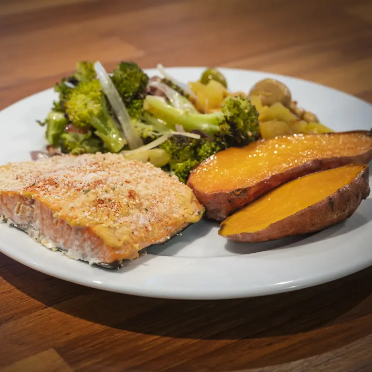 Lachs mit Süßkartoffeln und Brokkoli
