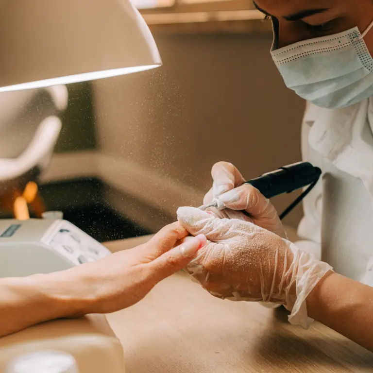 Eine Kundin bekommt eine Maniküre im Nagelstudio.