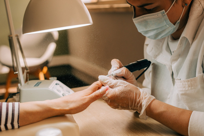 Eine Kundin bekommt eine Maniküre im Nagelstudio.