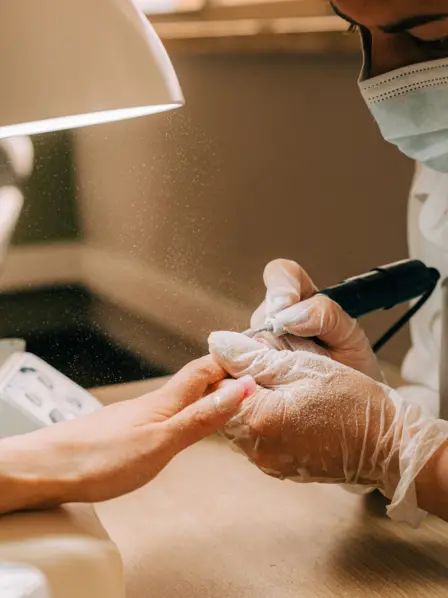 Eine Kundin bekommt eine Maniküre im Nagelstudio.