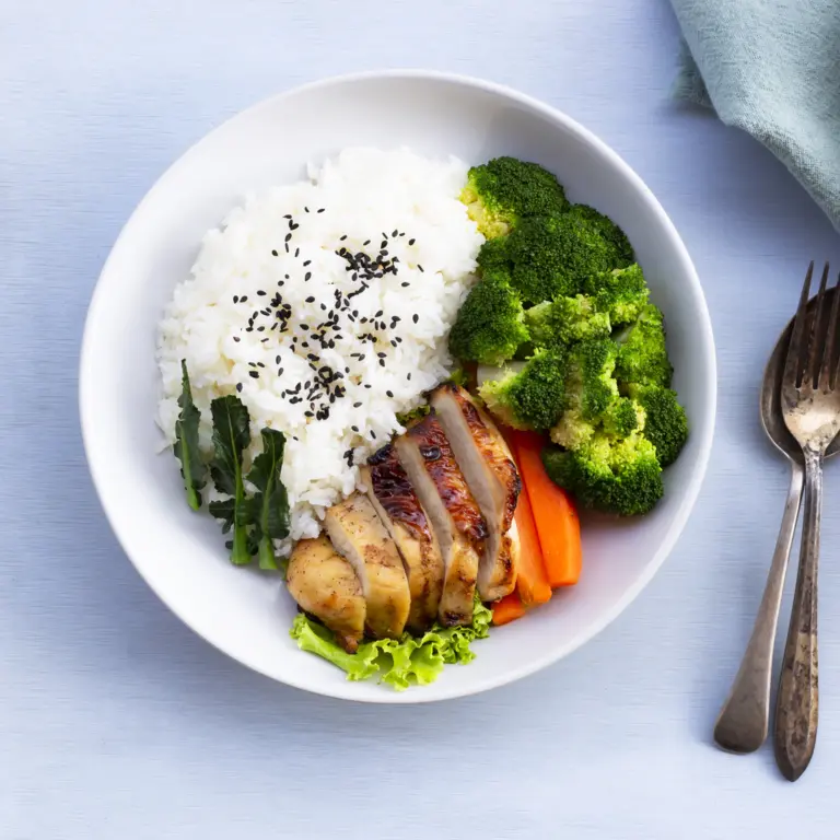 Reis mit Brokkoli und Hühnchen