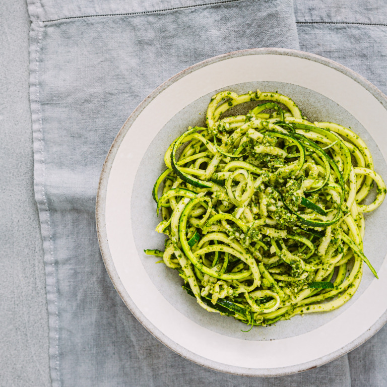 Zucchini-Spaghetti mit Avocado-Pesto