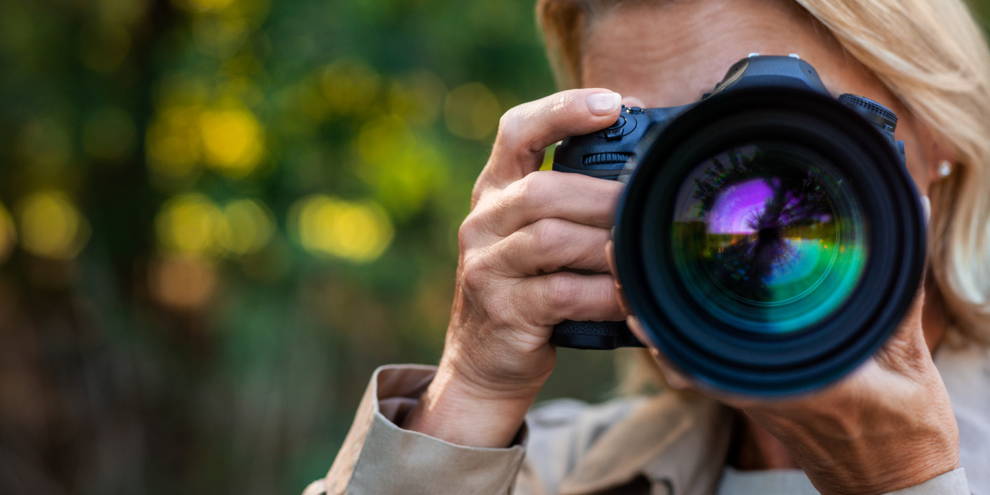 Fotografin mit Kamera in der Hand