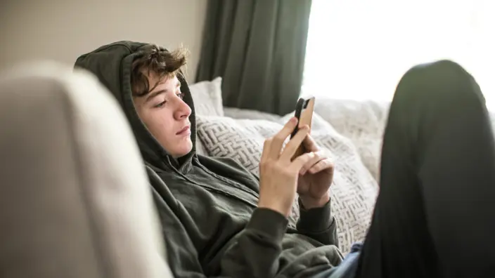 Junge mit Handy