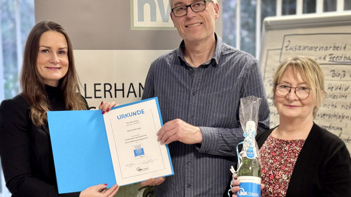 Geschäftsführer Detlef Stolze (Mitte) nimmt in Dortmund stellvertretend für sein ganzes Team die Urkunde für „hand-werk-zwei“ von IKK-Regionaldirektor