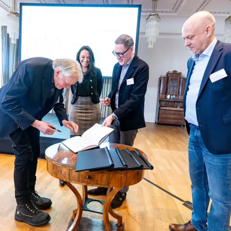 Petersberger Präventionsgesprächen mit der Unterzeichnung eines Joint Statements durch Herrn Thomas Sleutel, Geschäftsführer Markt bei IKK classic