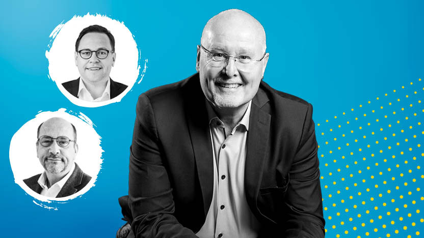 Moderator des IKK-Firmenkunden-Podcasts Kay Holm und seine Gäste von Folge 21 auf blauem Hintergrund