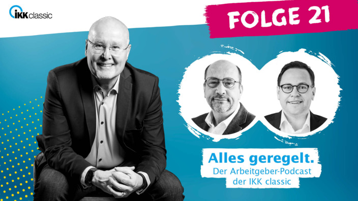 Moderator Kay Holm mit Gästen aus Folge 21 auf blauem Hintergrund