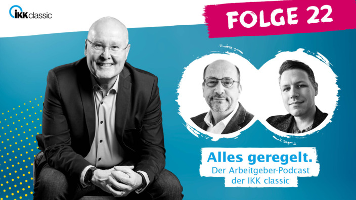 Moderator Kay Holm mit Gästen aus Folge 22 auf blauem Hintergrund