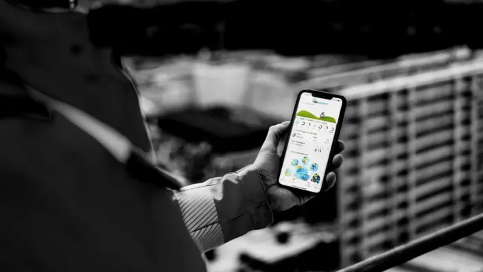 Eine Person blickt auf ein Smartphone mit der IKK bewegt-App.