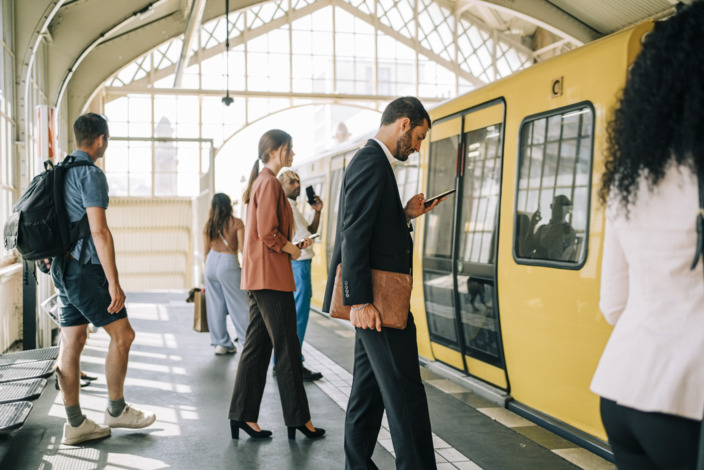 Berufspendler an einer U-Bahn-Haltestelle.