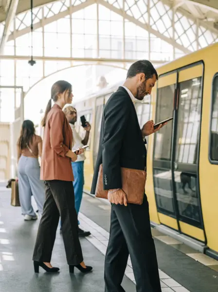 Berufspendler an einer U-Bahn-Haltestelle.