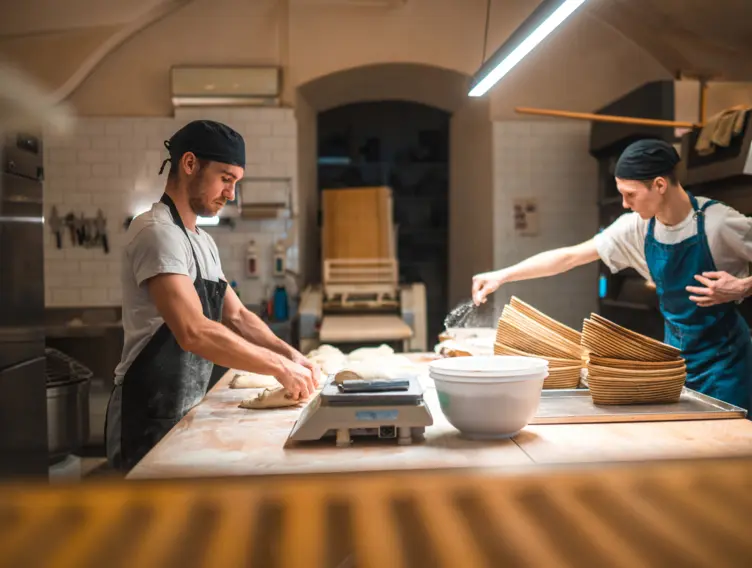 Bäcker arbeiten in der Nacht am Backtisch