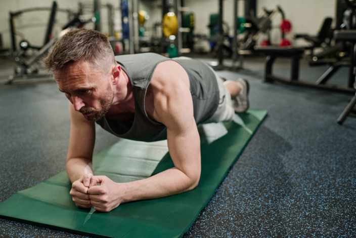 Mann macht einen Liegestütz.