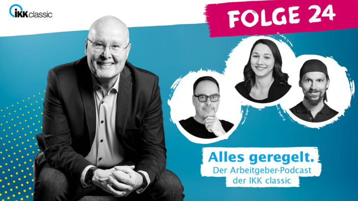 Moderator Kay Holm mit Gästen aus Folge 24 auf blauem Hintergrund