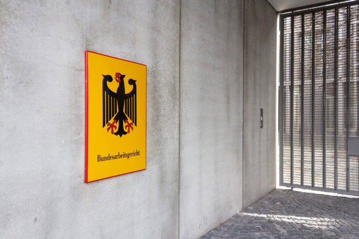 Eingangsschild vom Bundesarbeitsgericht.