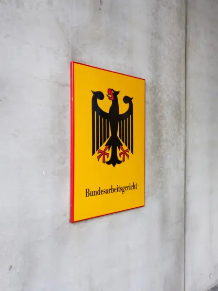 Eingangsschild vom Bundesarbeitsgericht.