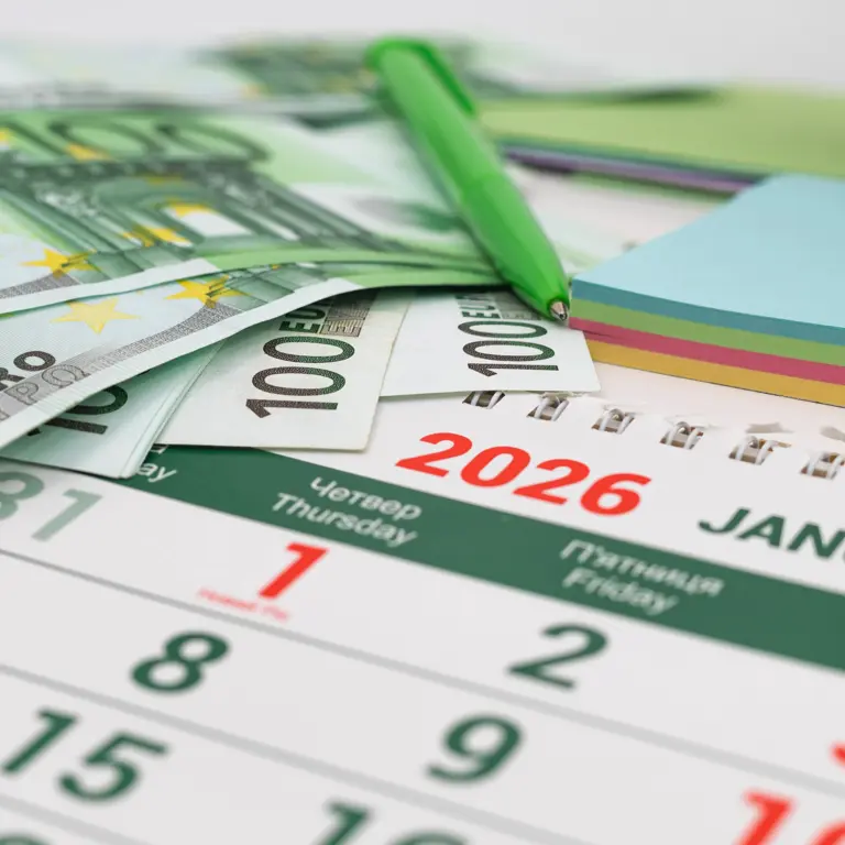 Geldscheine liegen auf einem Kalender von 2026.