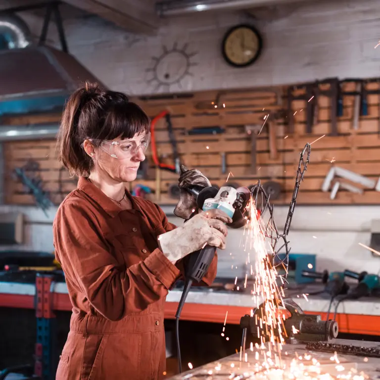 Handwerkerin beim Schweißen in der Wekstatt.