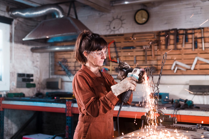 Handwerkerin beim Schweißen in der Wekstatt.