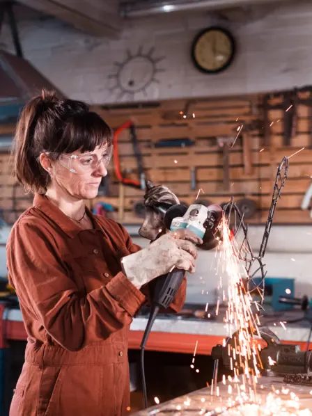 Handwerkerin beim Schweißen in der Wekstatt.