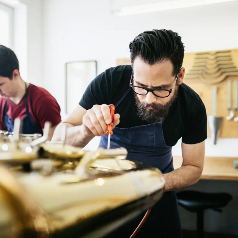 Ein Handwerker nutzt einen Schraubenzieher.