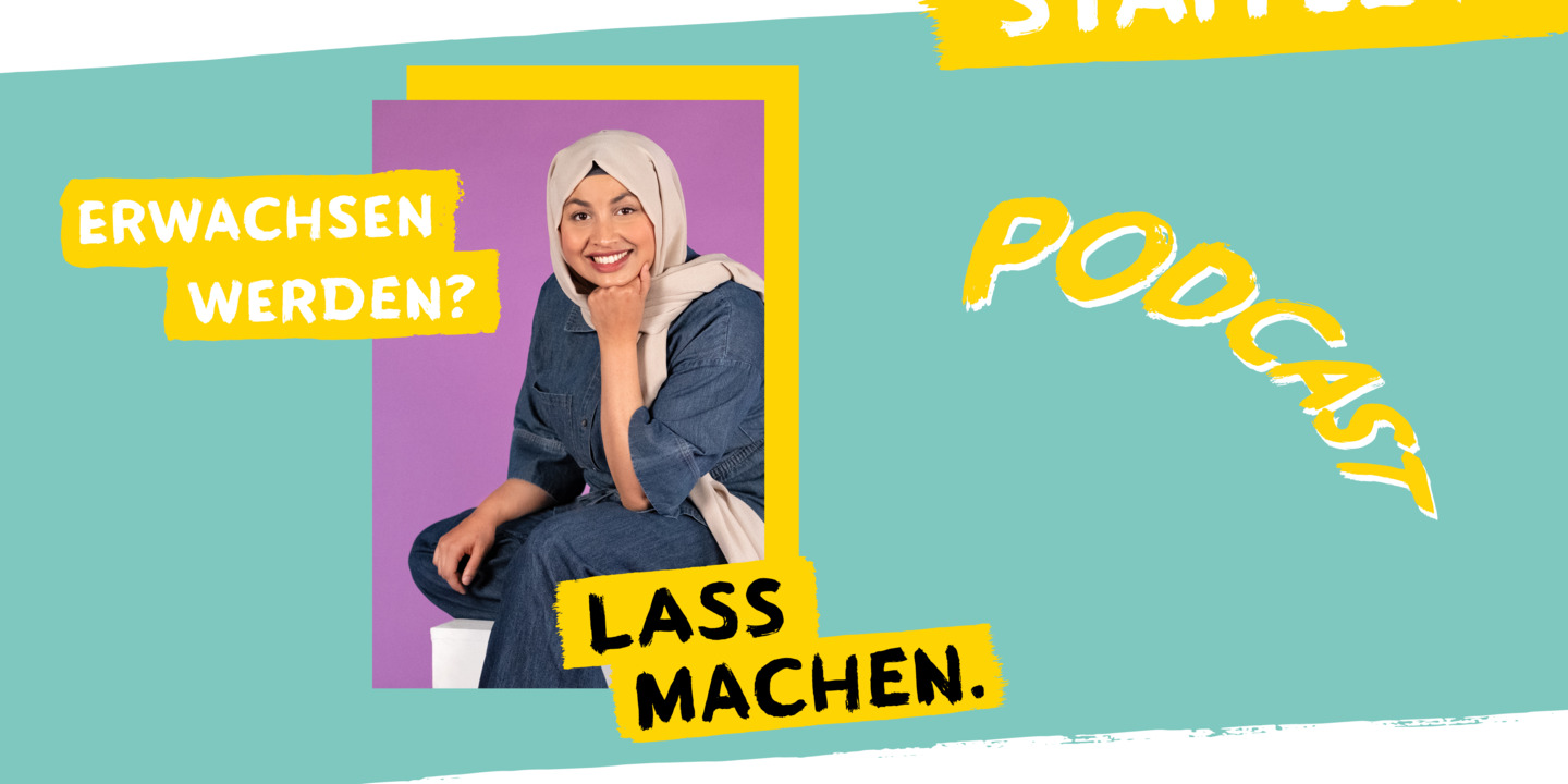 Podcasterin Urooba vor einer türkisen Wand umgeben von Icons. 