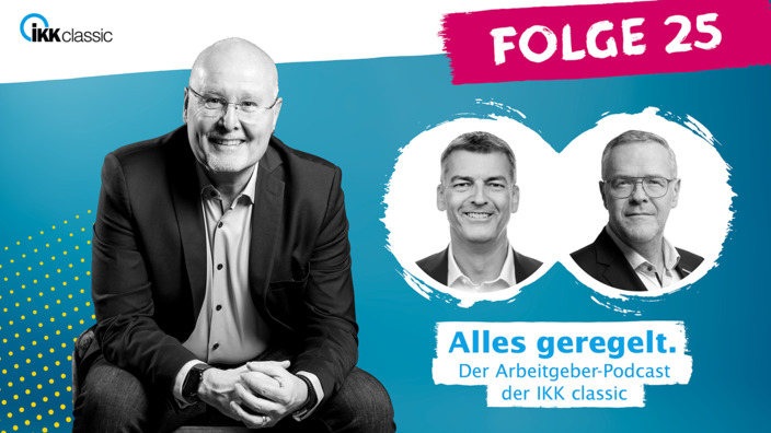 Moderator Kay Holm mit Gästen aus Folge 25 auf blauem Hintergrund