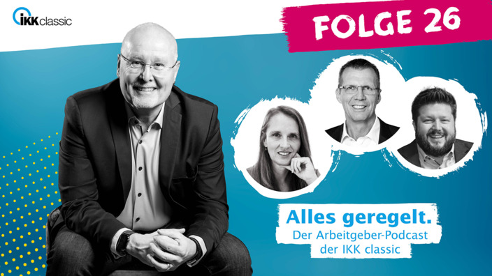 Moderator Kay Holm mit Gästen aus Folge 26 auf blauem Hintergrund