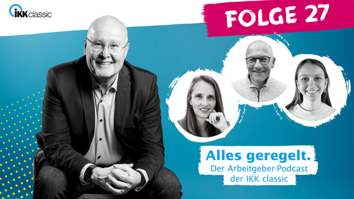 Moderator Kay Holm mit Gästen aus Folge 27 auf blauem Hintergrund