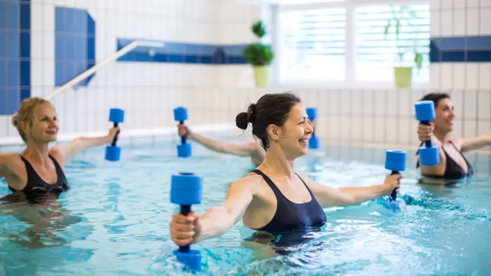 Gruppe von Frauen im Schwimmbecker bei Wassergymnastik