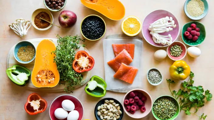Diverses Obst und Gemüse liegt ausgebreitet aus