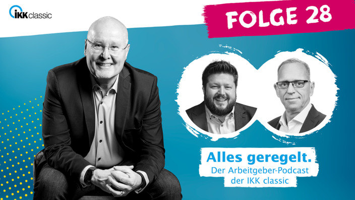 Moderator Kay Holm mit Gästen aus Folge 28 auf blauem Hintergrund