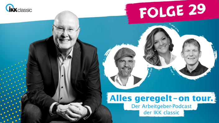 Moderator Kay Holm mit Gästen aus Folge 29 auf blauem Hintergrund