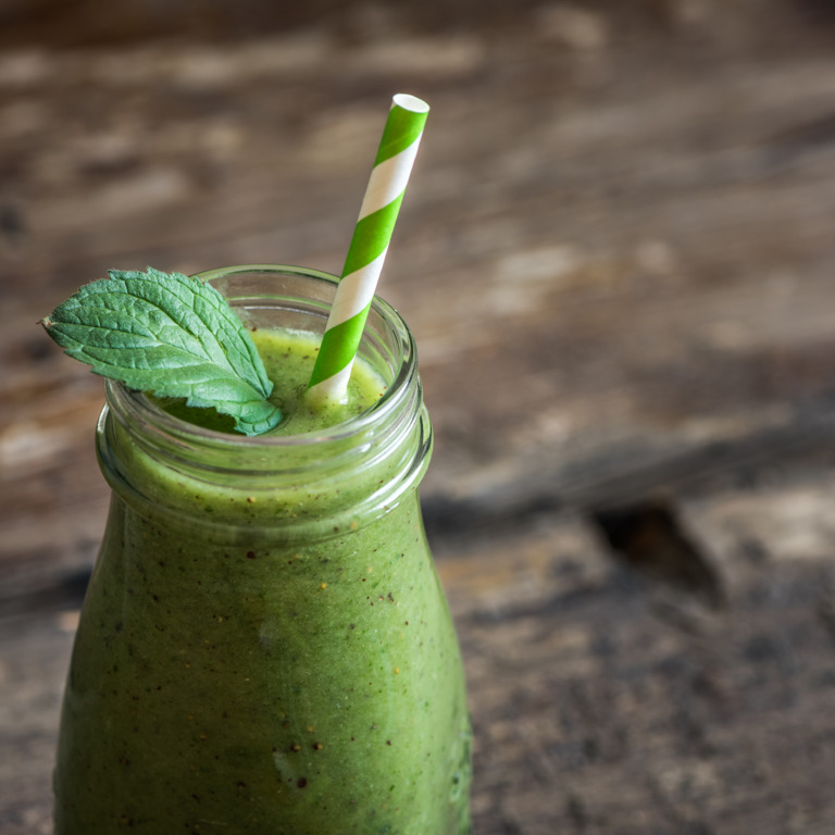 Grüner Smoothie aus Brennnesseln, Löwenzahn und roten Trauben