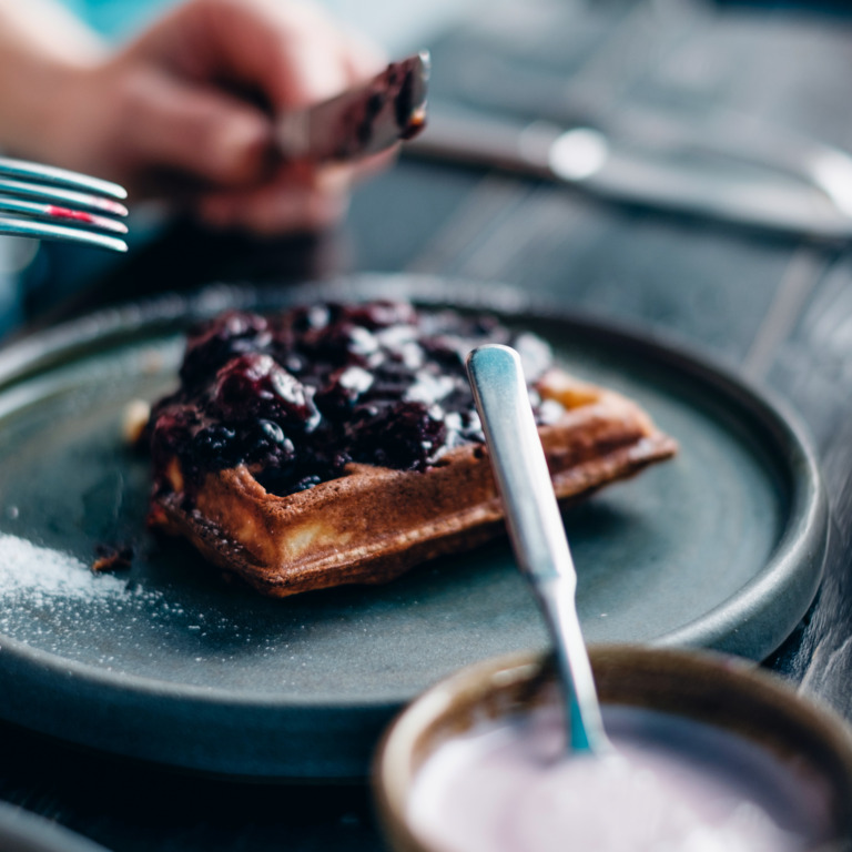 Leinsamen-Waffeln mit Kirschkompott