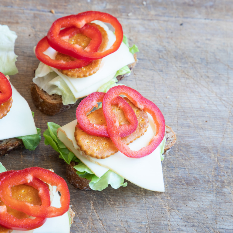 Kleine Brote mit Käse, Salat und Paprika