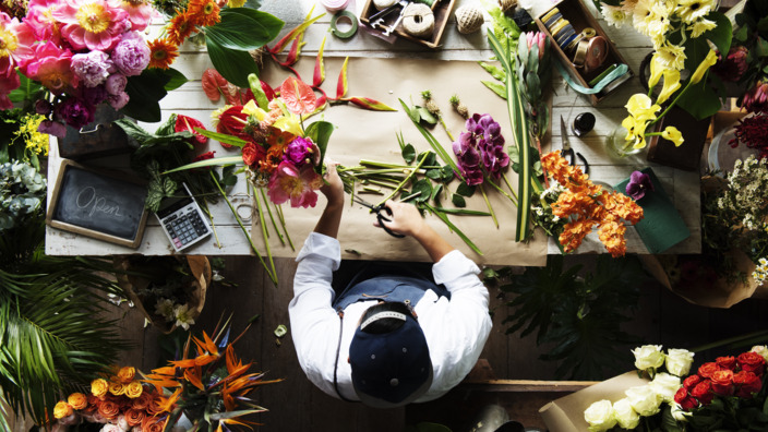 Florist beim Binden eines Blumenstraußes