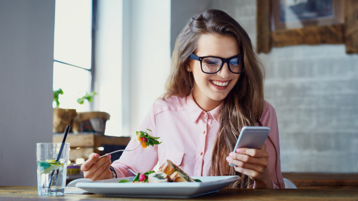 Kopfschmerzpatientin nutzt die Ernährungsberatung auf ihrem Smartphone