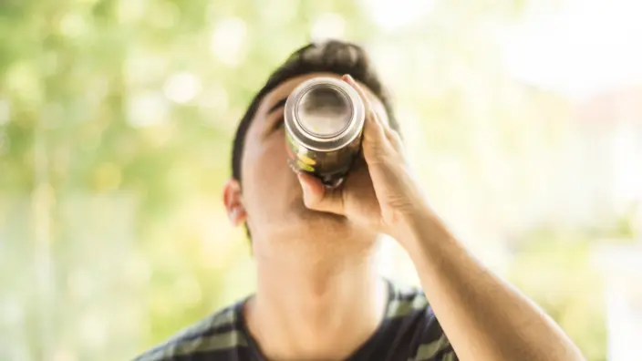 Teenager trinkt einen Energydrink