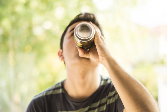 Teenager trinkt einen Energydrink