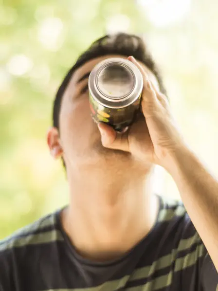 Teenager trinkt einen Energydrink